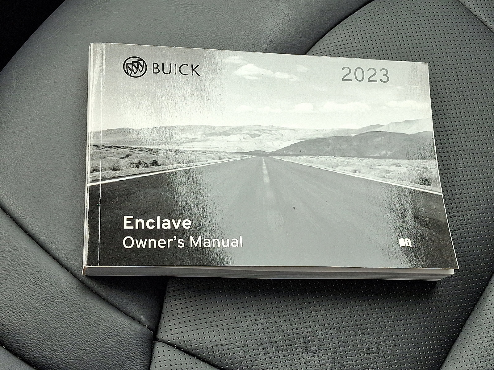 Used 2023 Buick Enclave Essence AWD/4WD image 26