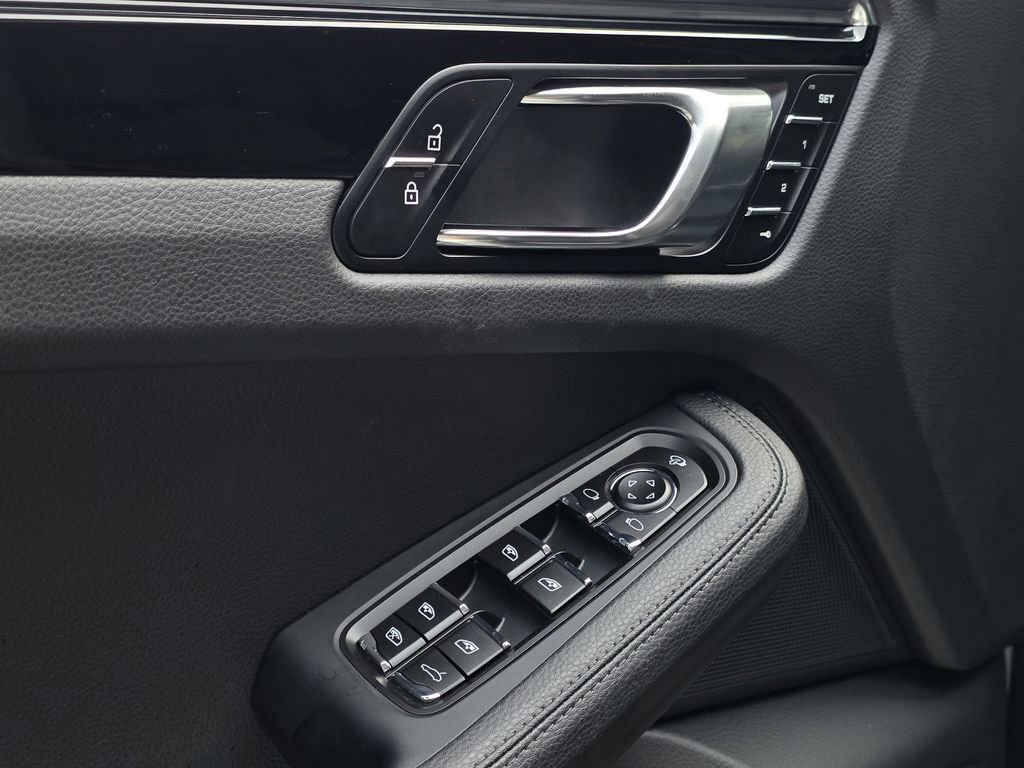 Certified 2025 Porsche Macan AWD/4WD image 24