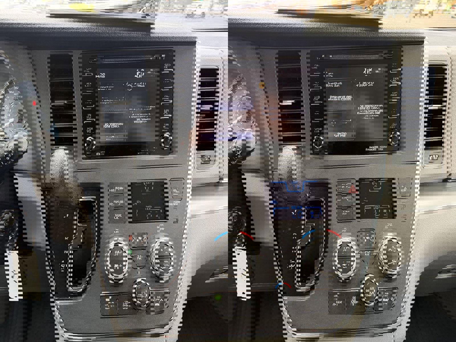 Used 2018 Toyota Sienna LE w/ Carpet Mat Package image 31