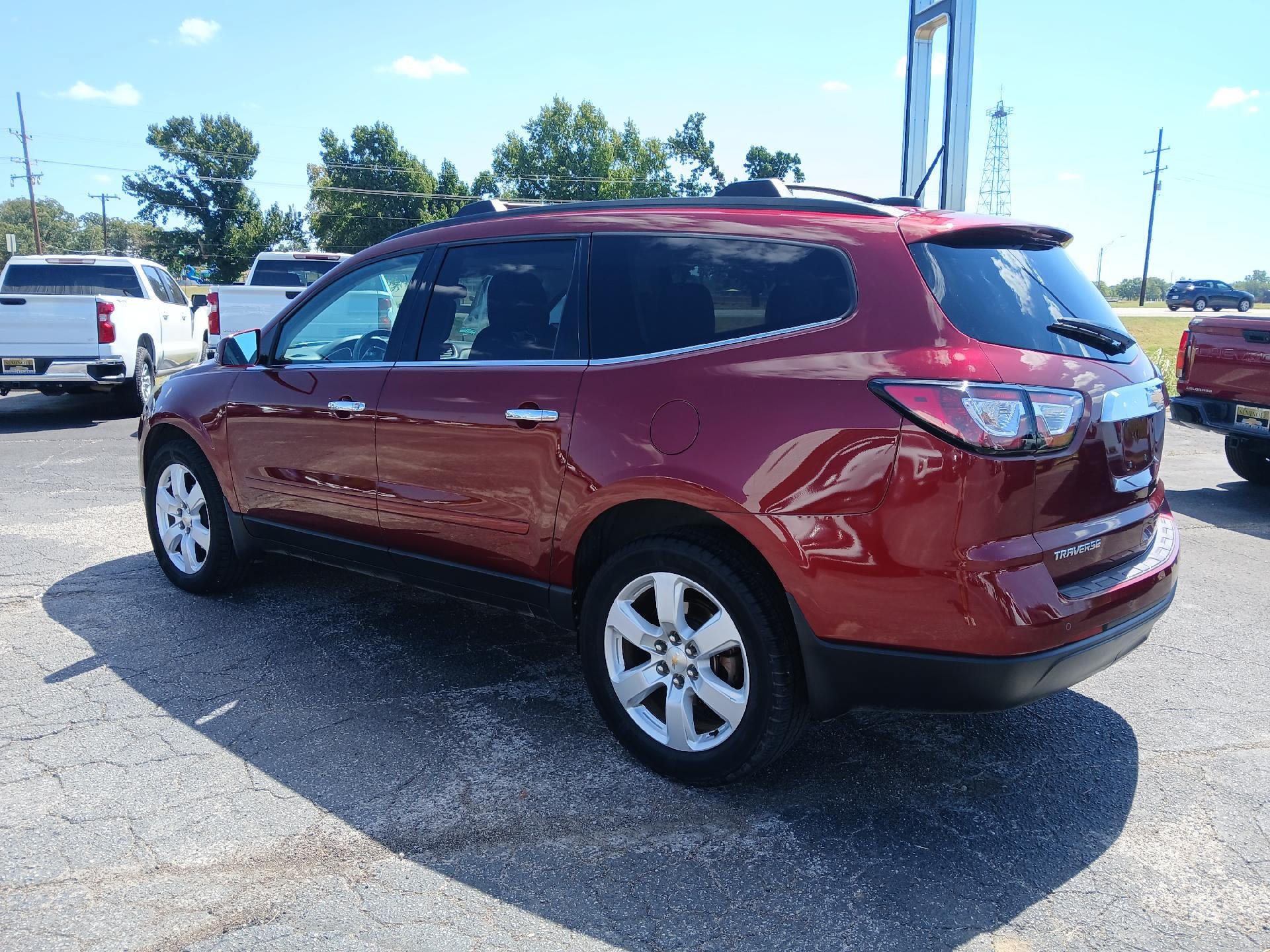 Used 2017 Chevrolet Traverse LT w/ Traveler's Package FWD image 3