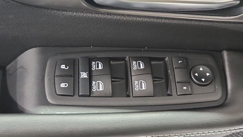 New 2026 Chrysler Pacifica Select AWD/4WD image 17