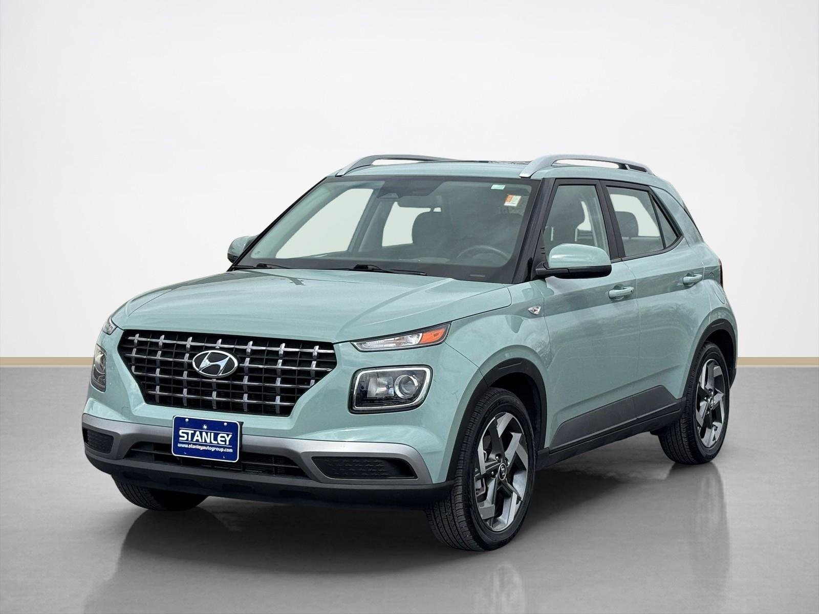 Used 2025 Hyundai Venue SEL image 3