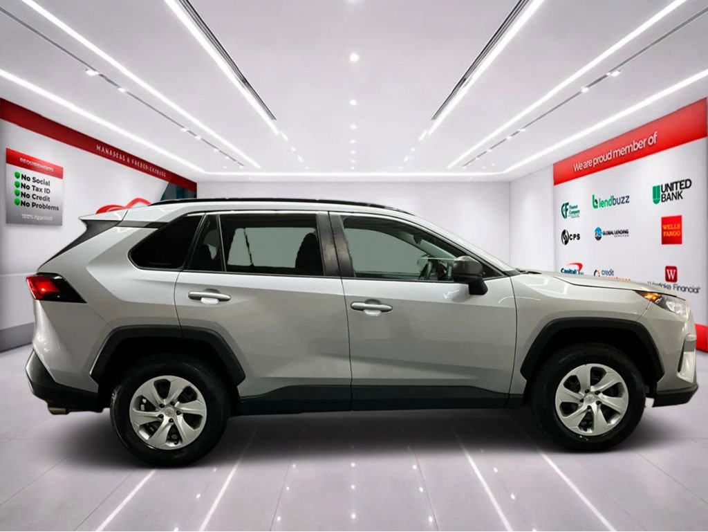 Used 2019 Toyota RAV4 LE FWD image 9