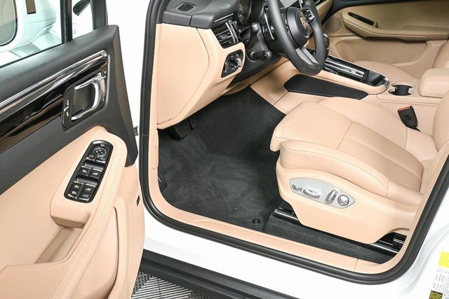 Certified 2026 Porsche Macan image 8