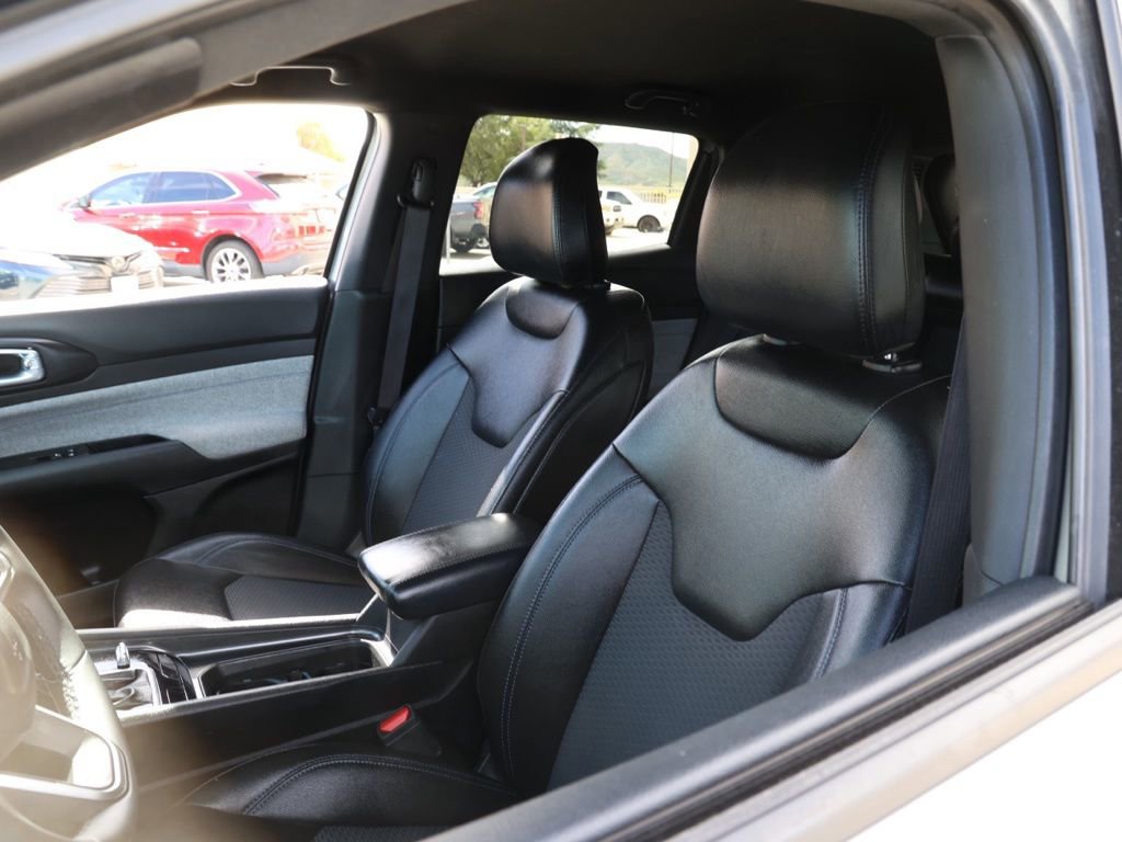 Used 2024 Jeep Compass Latitude image 15