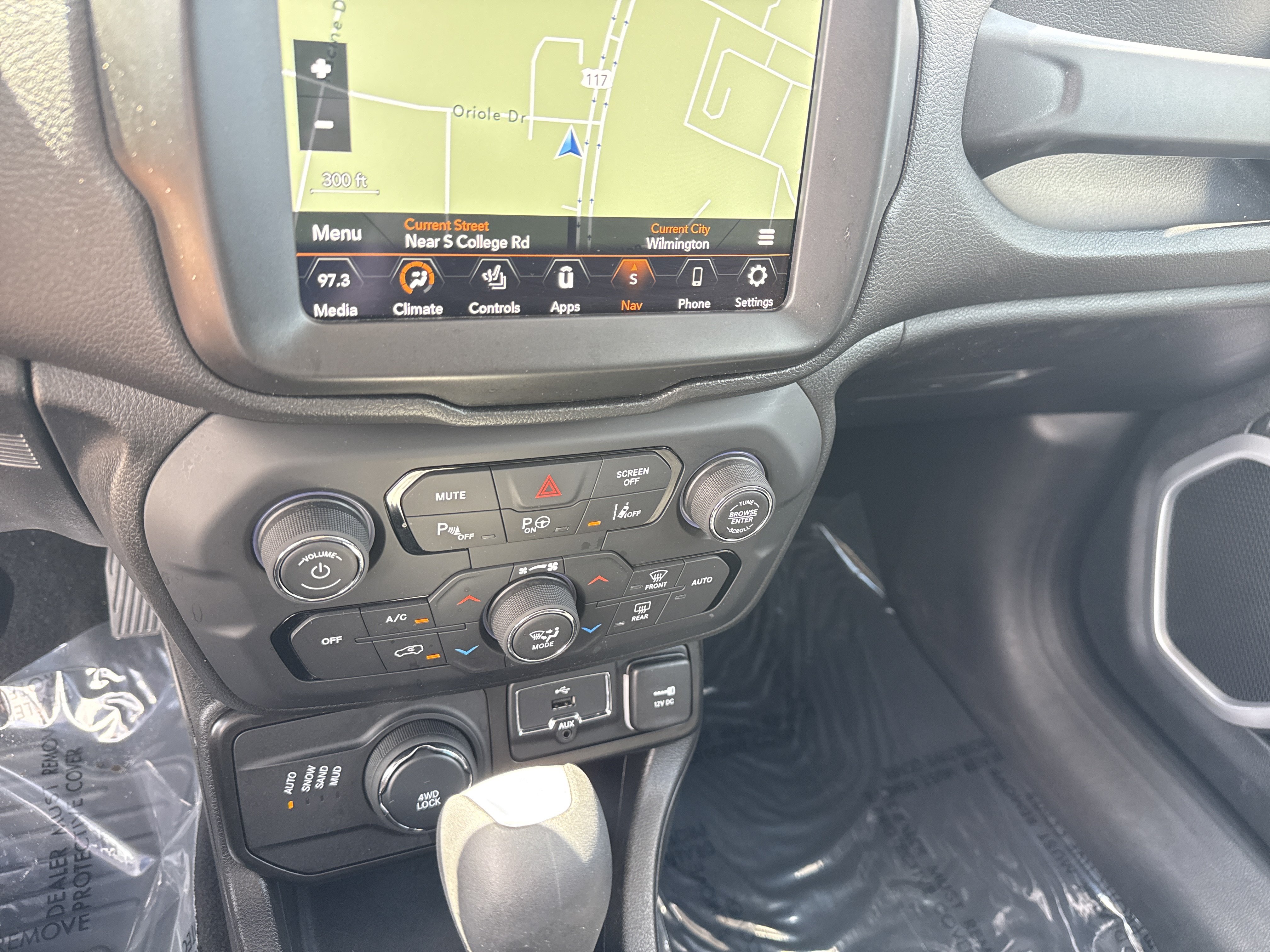 Used 2021 Jeep Renegade Latitude w/ Luxury Group I AWD/4WD image 28