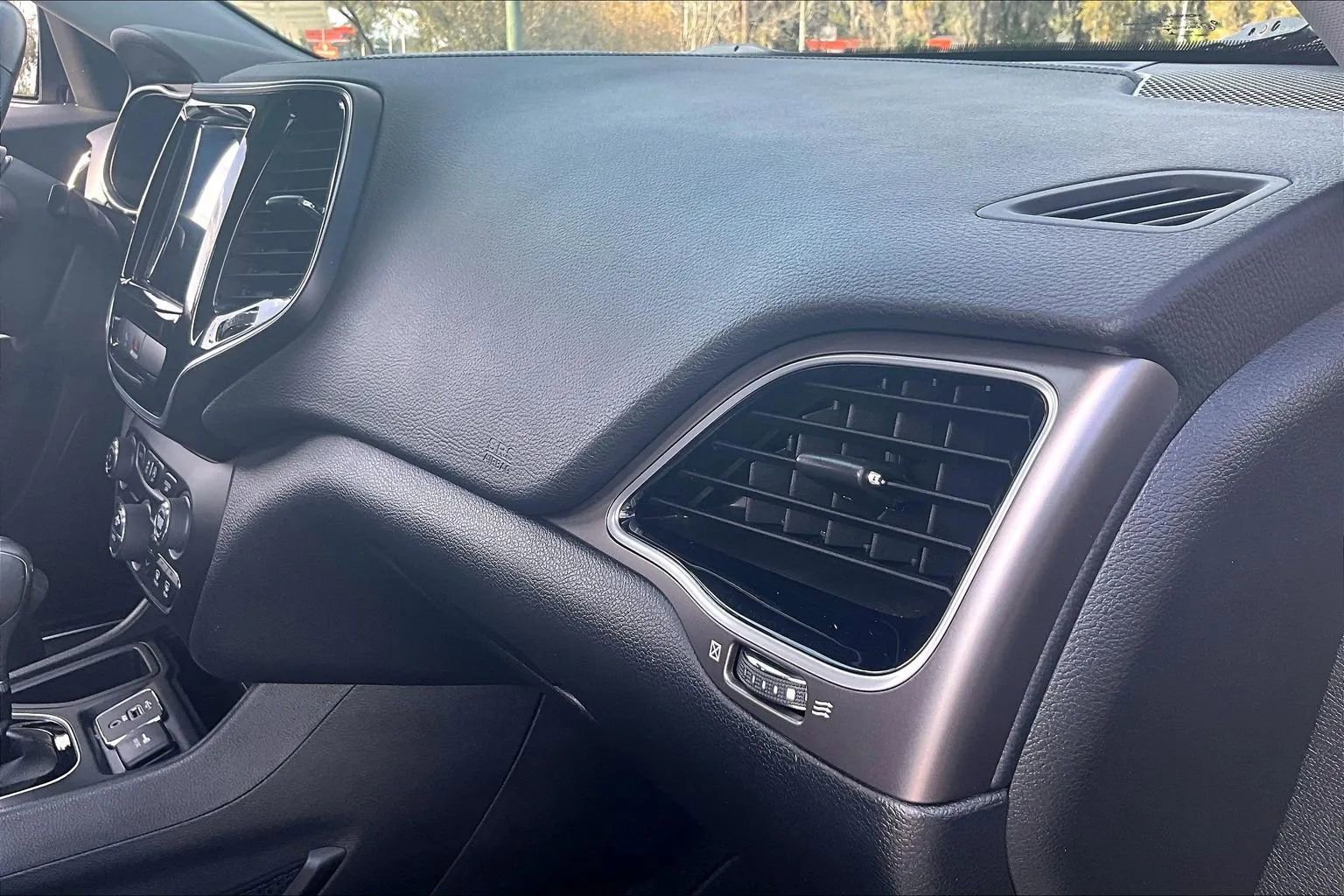 Used 2019 Jeep Cherokee Limited image 16