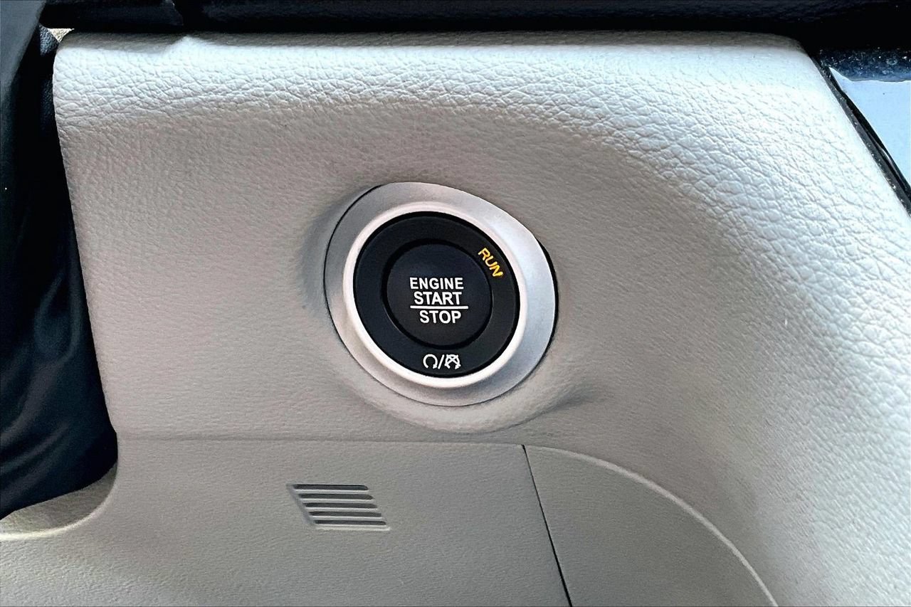 Used 2023 Chrysler Pacifica Limited FWD image 29
