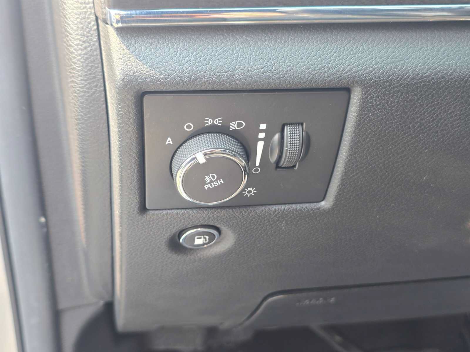 Used 2014 Jeep Grand Cherokee Limited AWD/4WD image 24