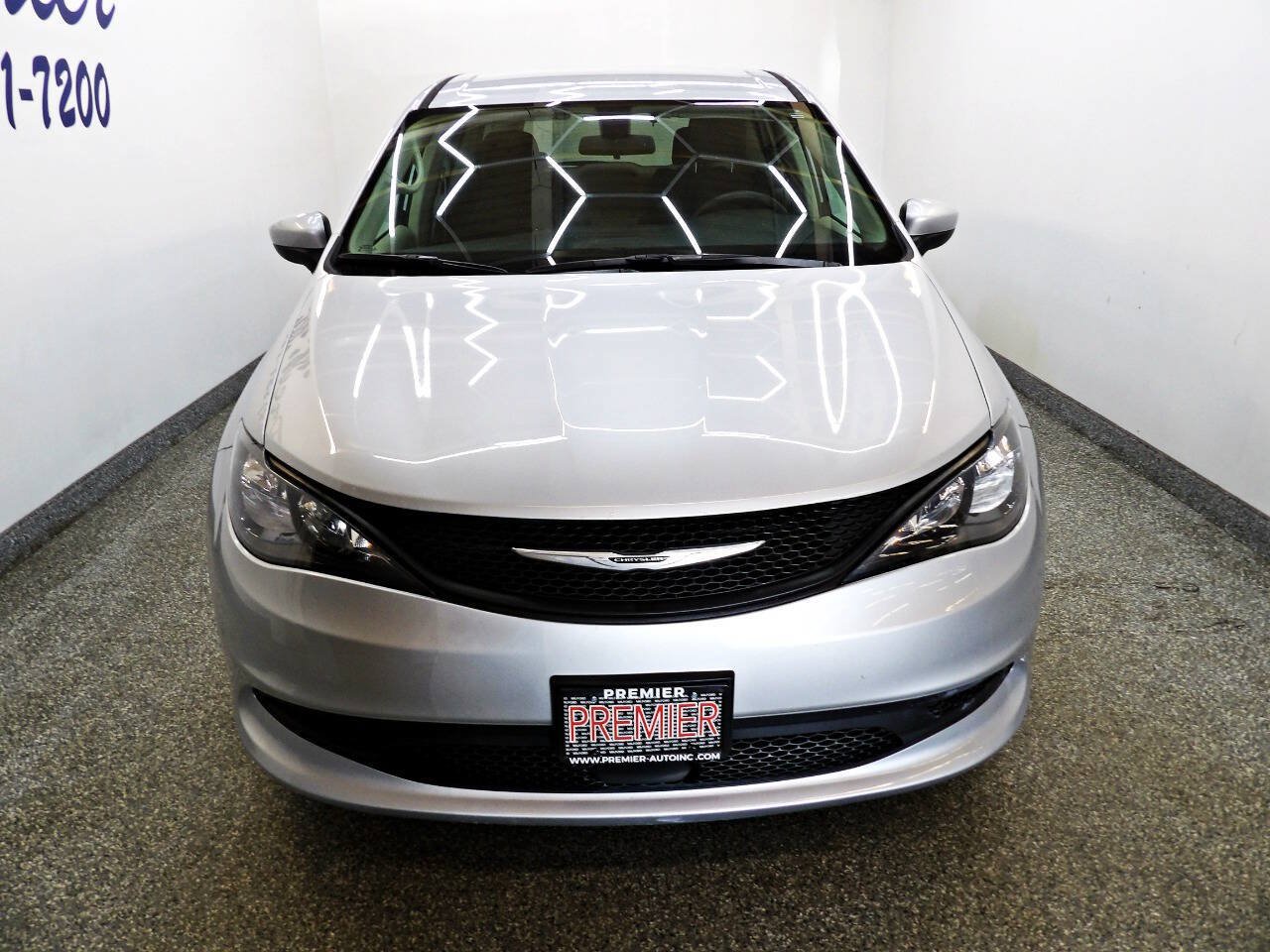 Used 2022 Chrysler Voyager LX FWD image 2
