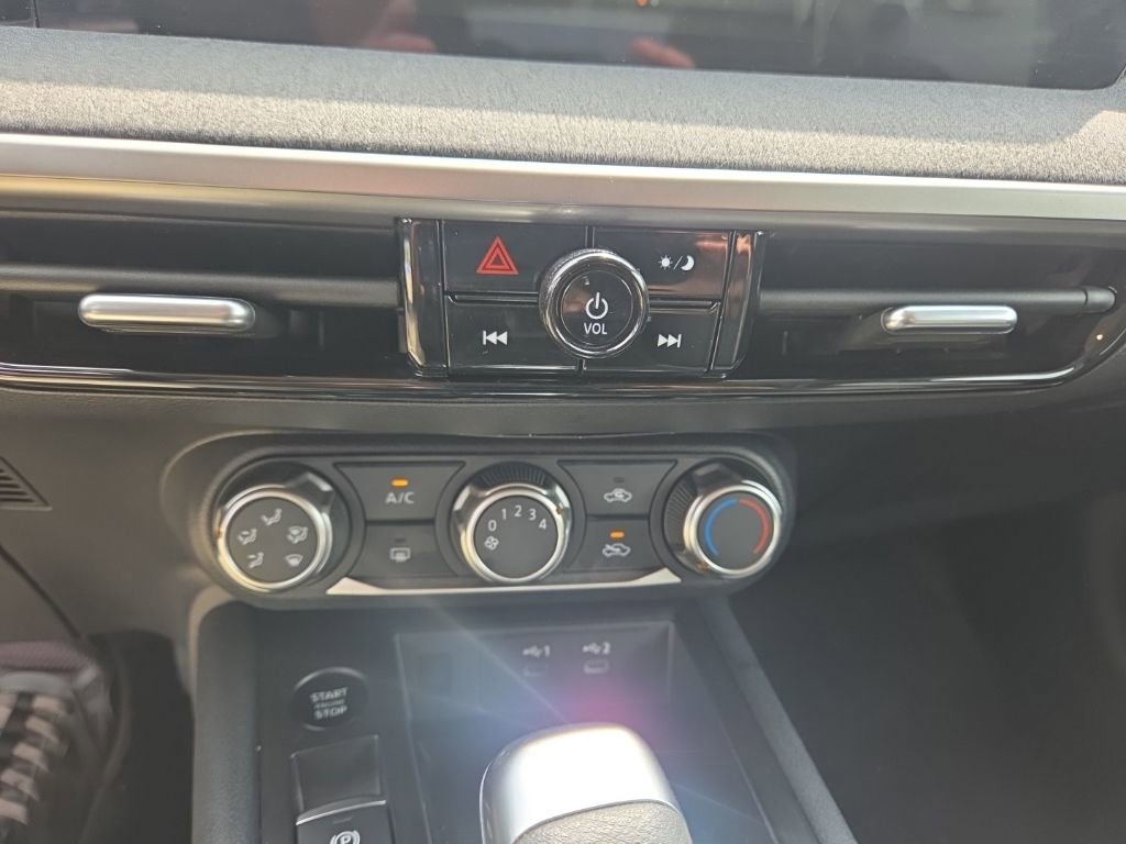 Used 2025 Nissan Kicks SV FWD image 21