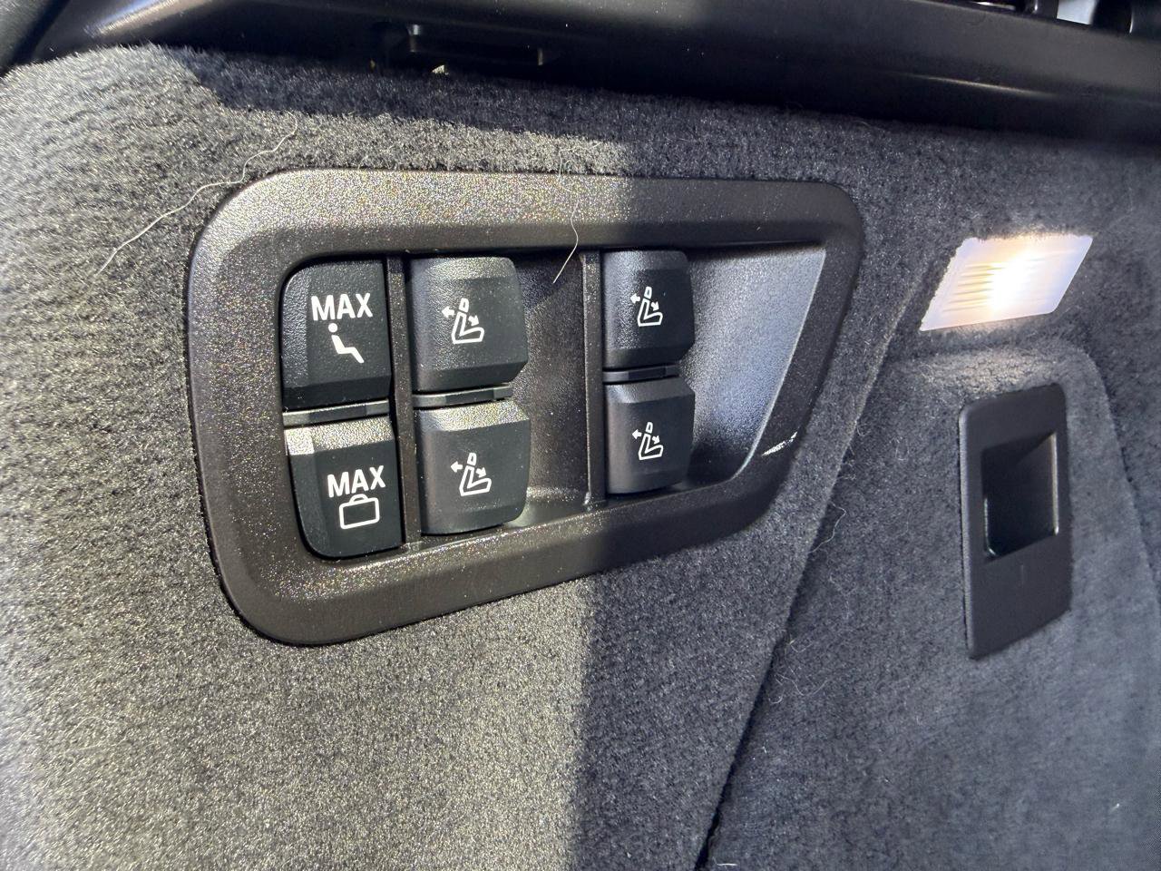 Used 2025 BMW X7 M60i image 36