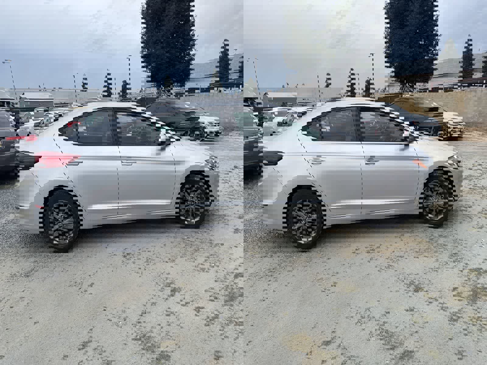 Used 2017 Hyundai Elantra SE image 4