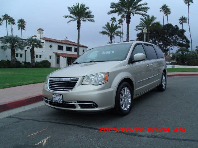 Used 2014 Chrysler Town & Country Touring image 4