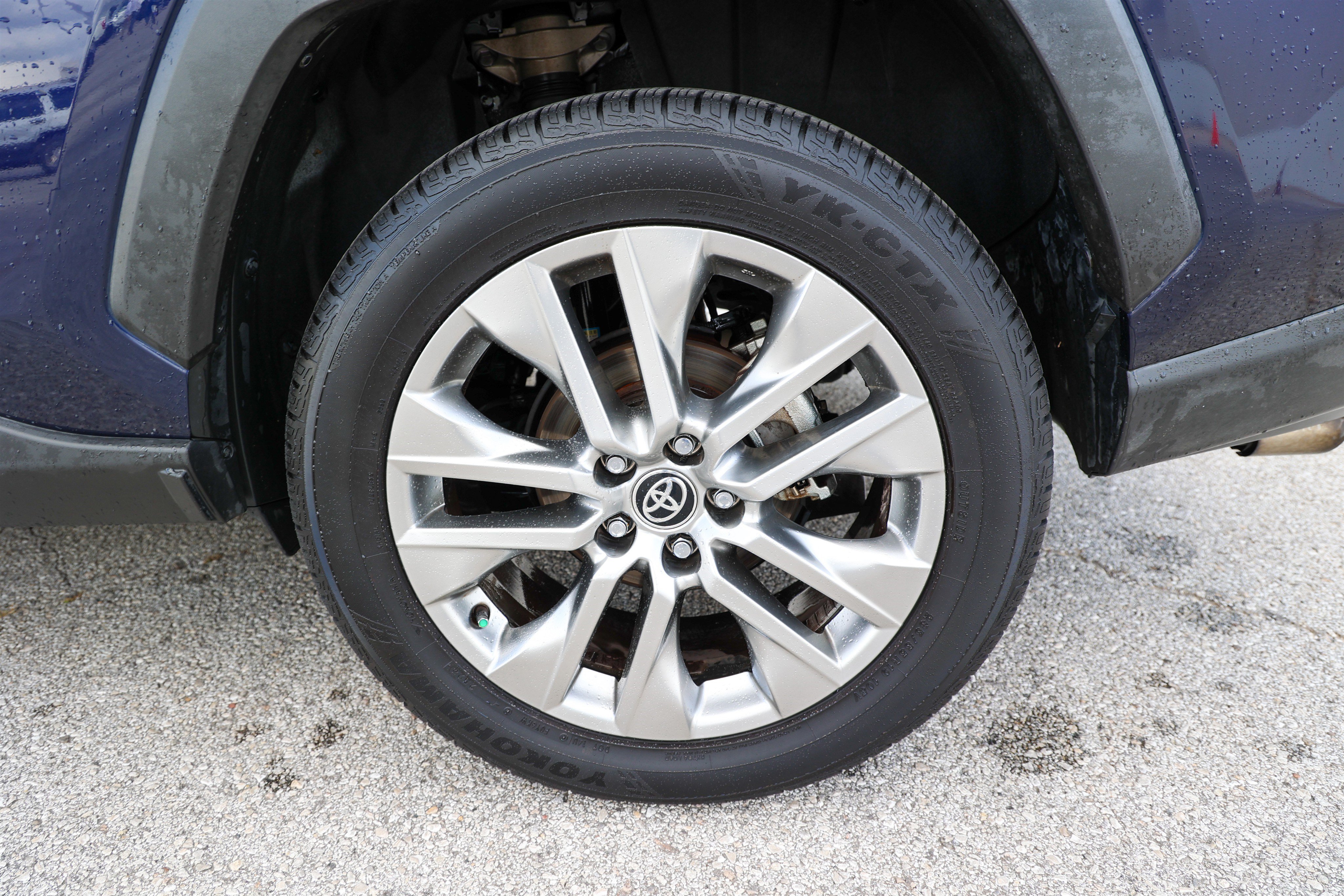 Used 2020 Toyota RAV4 XLE Premium FWD image 14