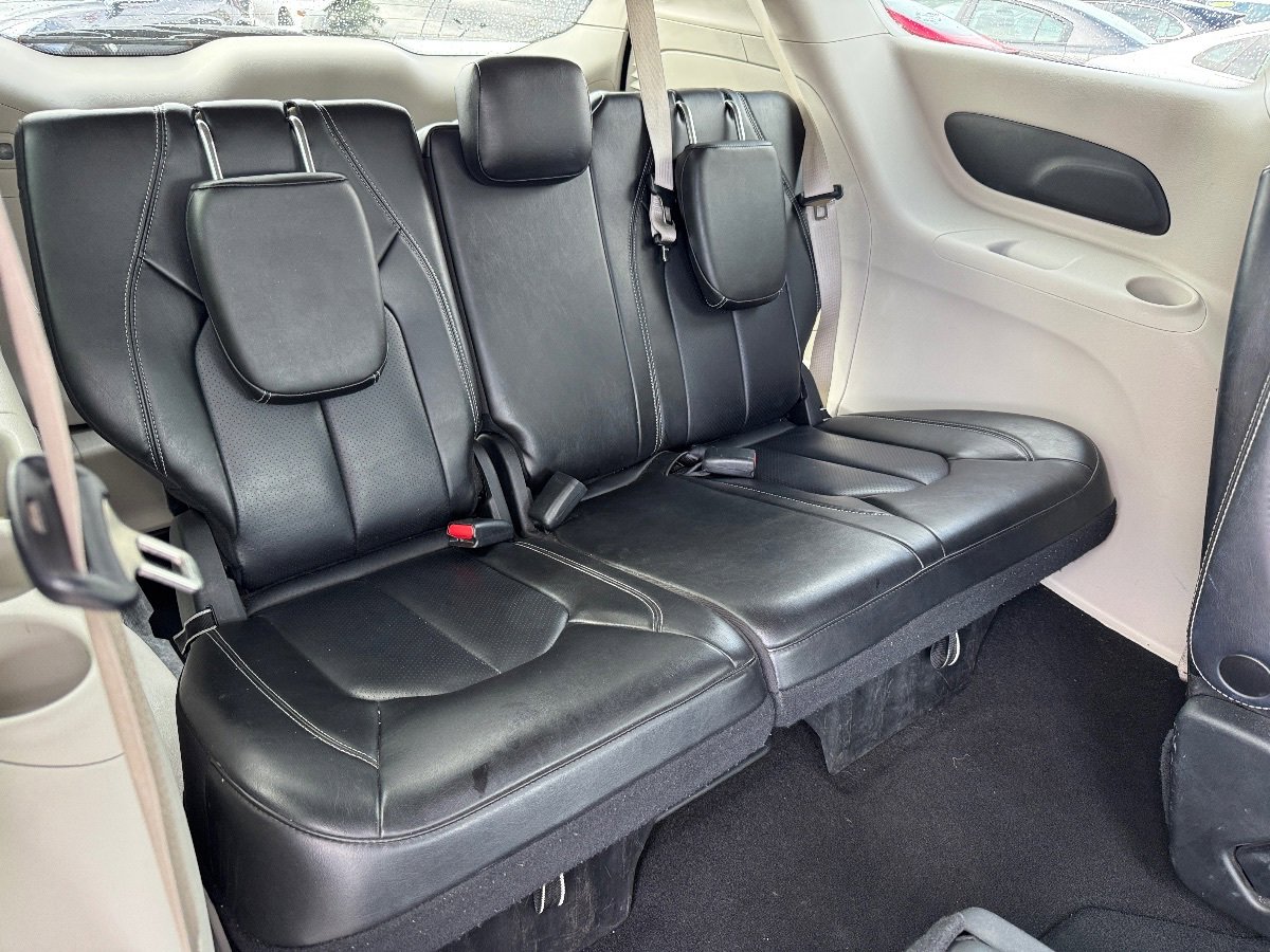Used 2023 Chrysler Pacifica Touring-L FWD image 19