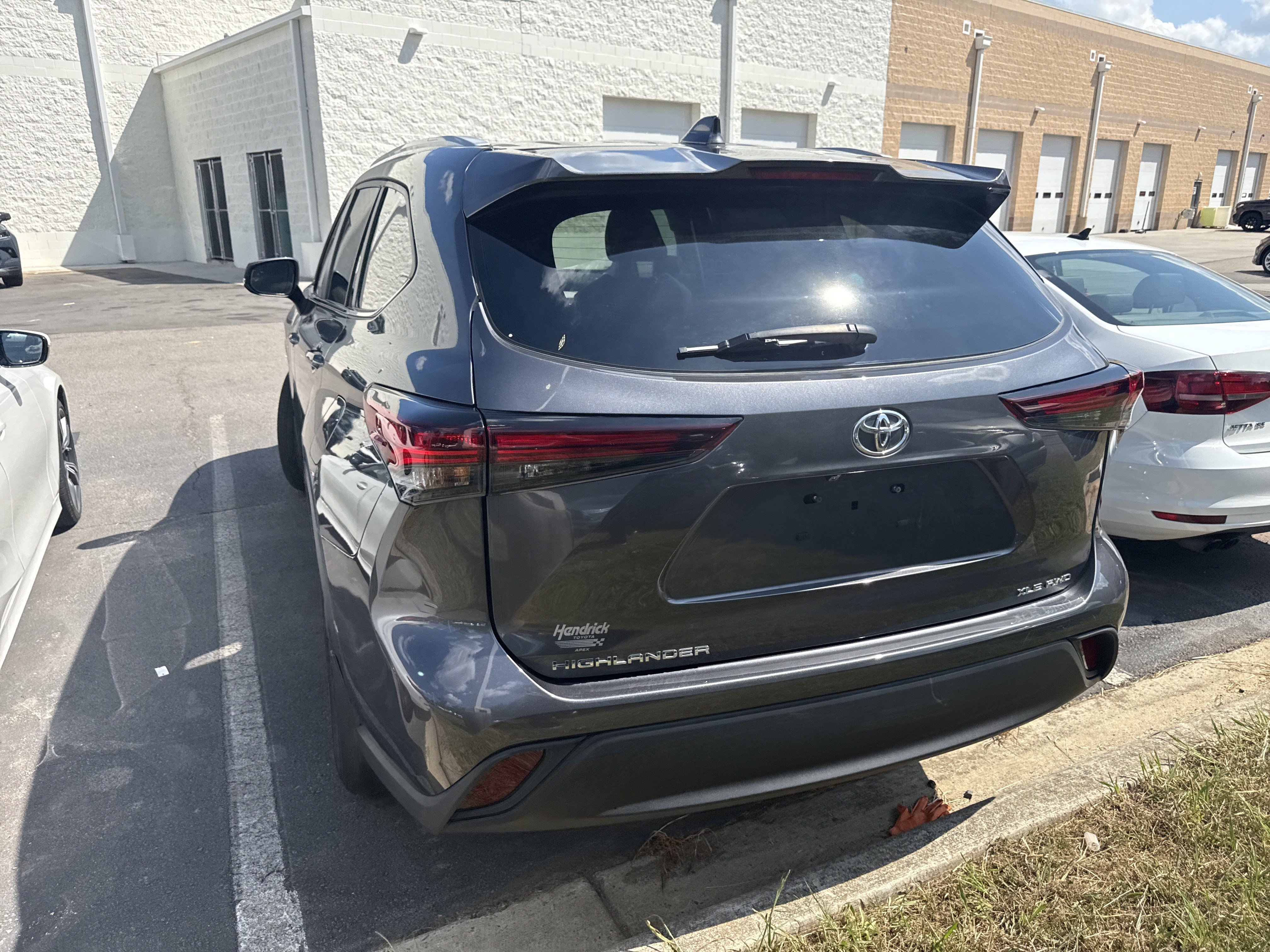 Used 2024 Toyota Highlander XLE AWD/4WD image 45