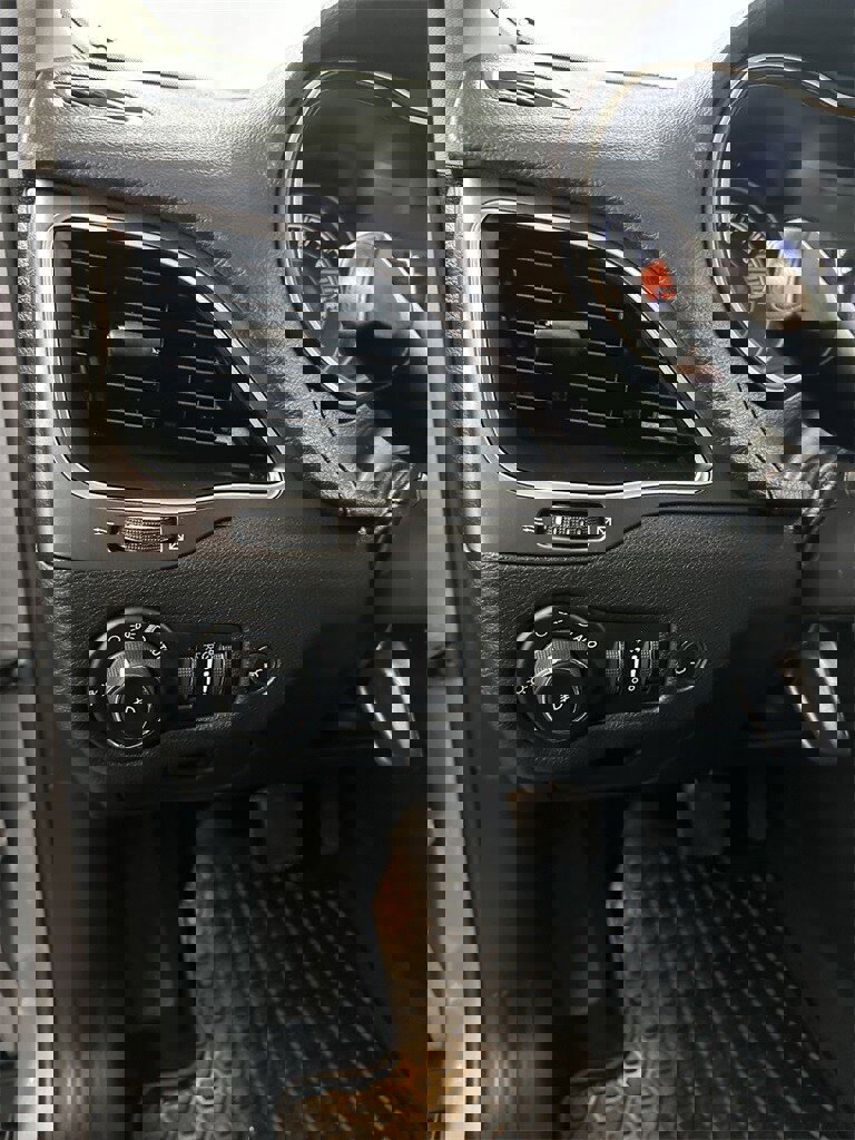 Used 2019 Jeep Cherokee Latitude Plus w/ Comfort/Convenience Group image 14