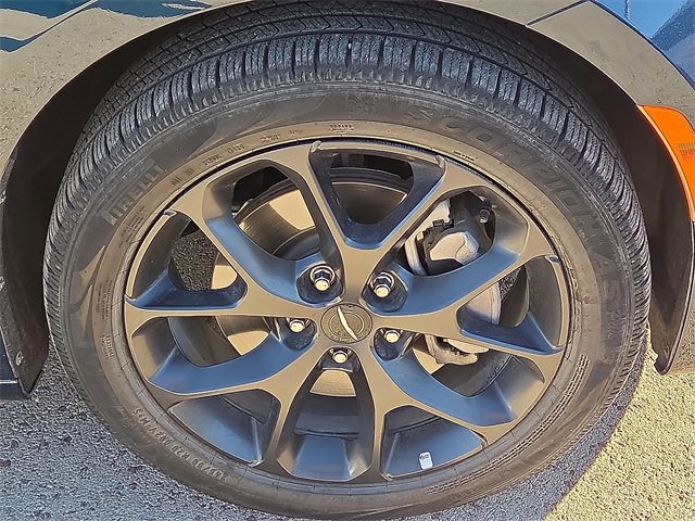 Used 2023 Chrysler Pacifica Limited w/ Uconnect Theater Family Group image 8