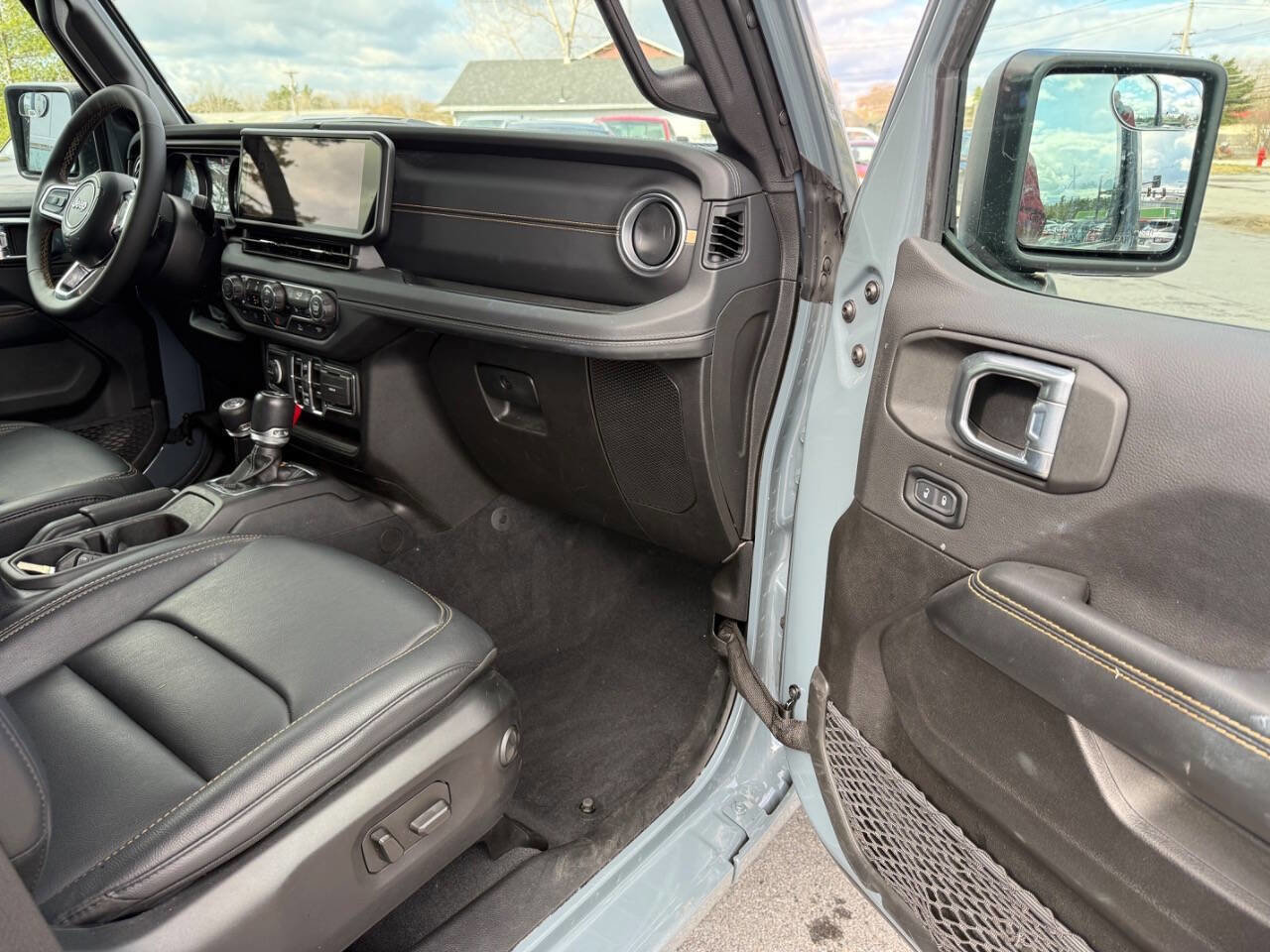 Used 2024 Jeep Wrangler Unlimited Sahara AWD/4WD image 16
