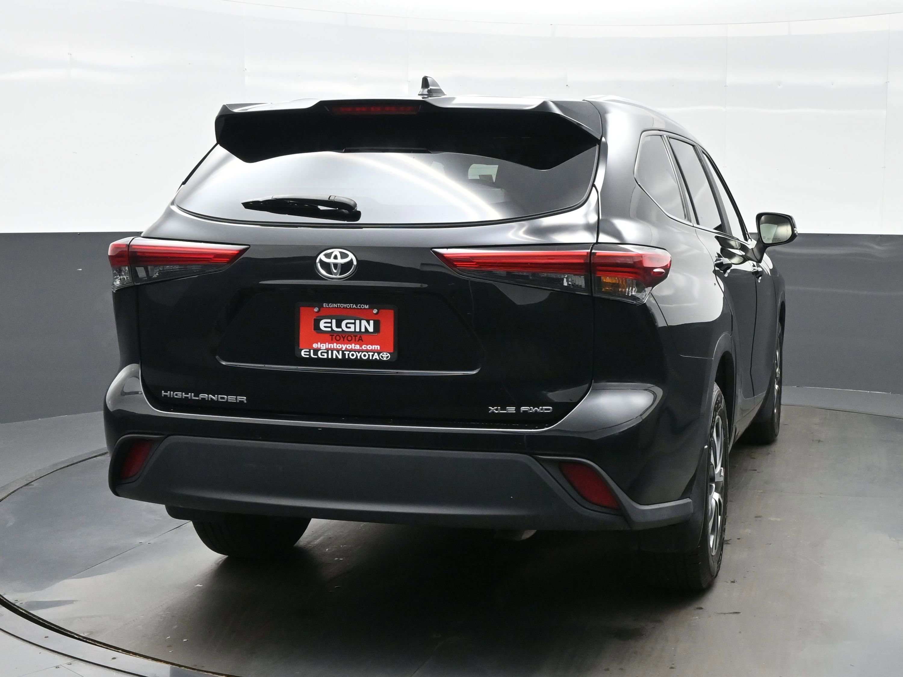Used 2023 Toyota Highlander XLE AWD/4WD image 5