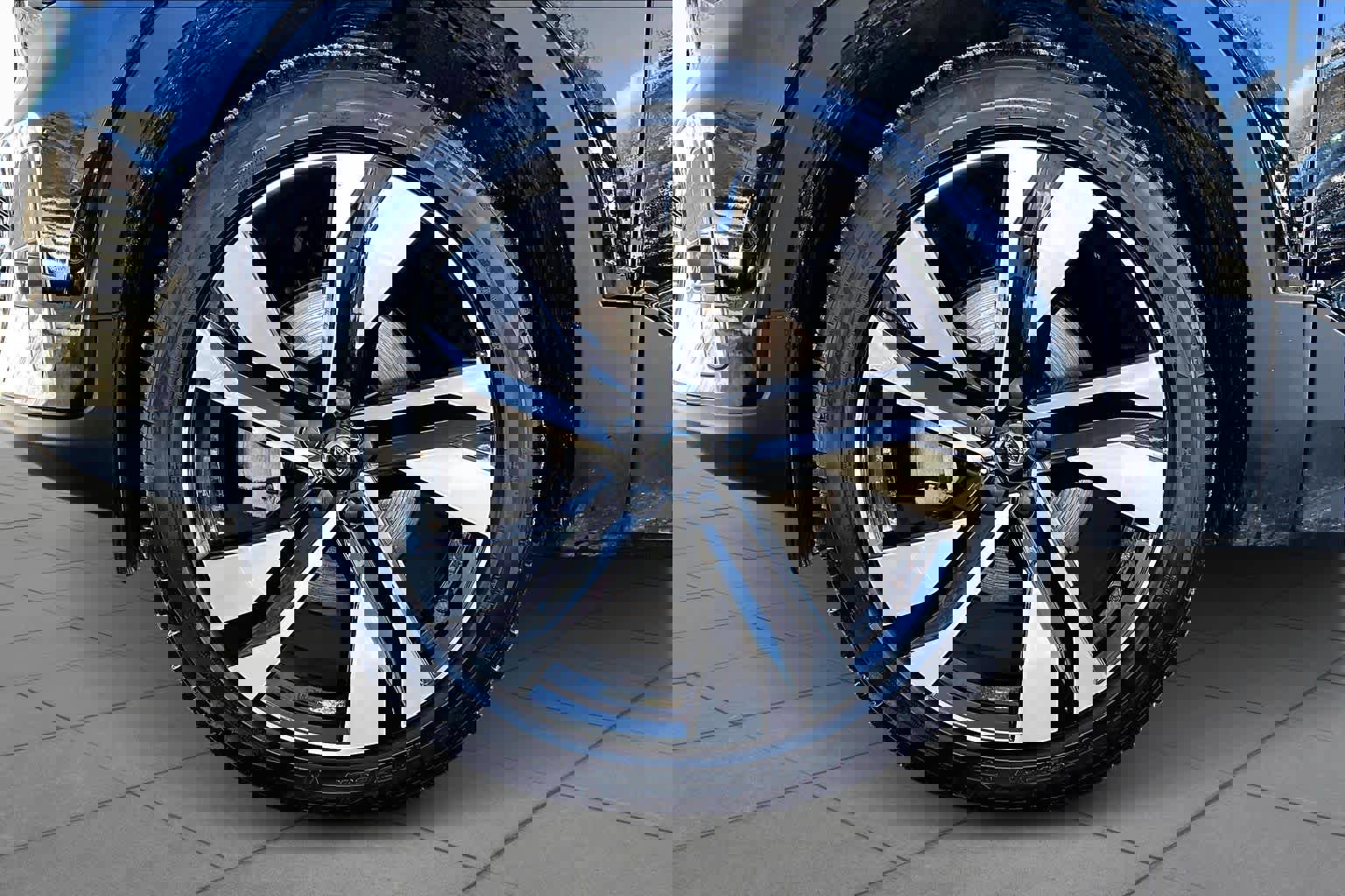 Used 2023 Volvo XC40 B5 Plus w/ Driver Assist Package image 11