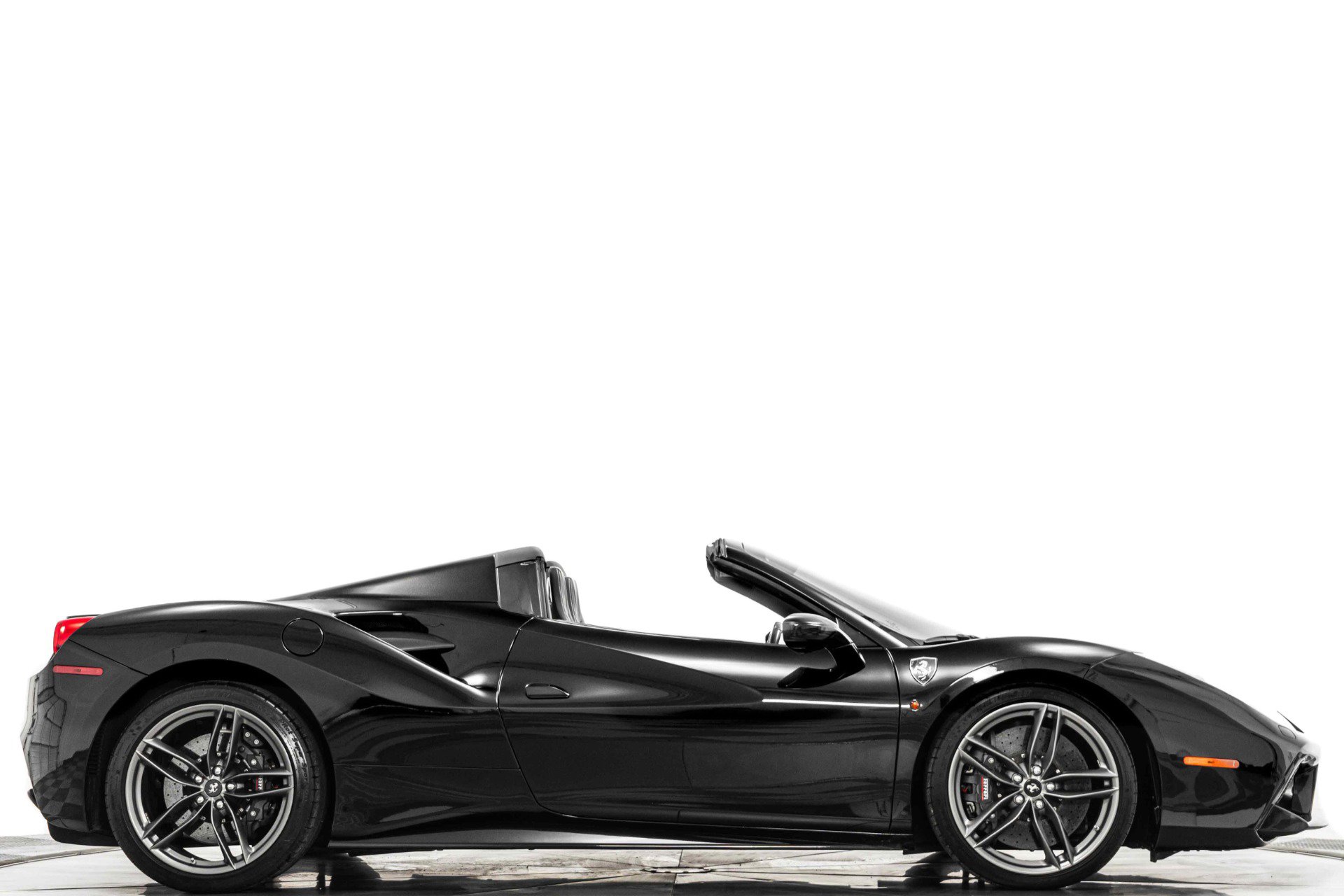 Used 2018 Ferrari 488 Spider RWD image 2