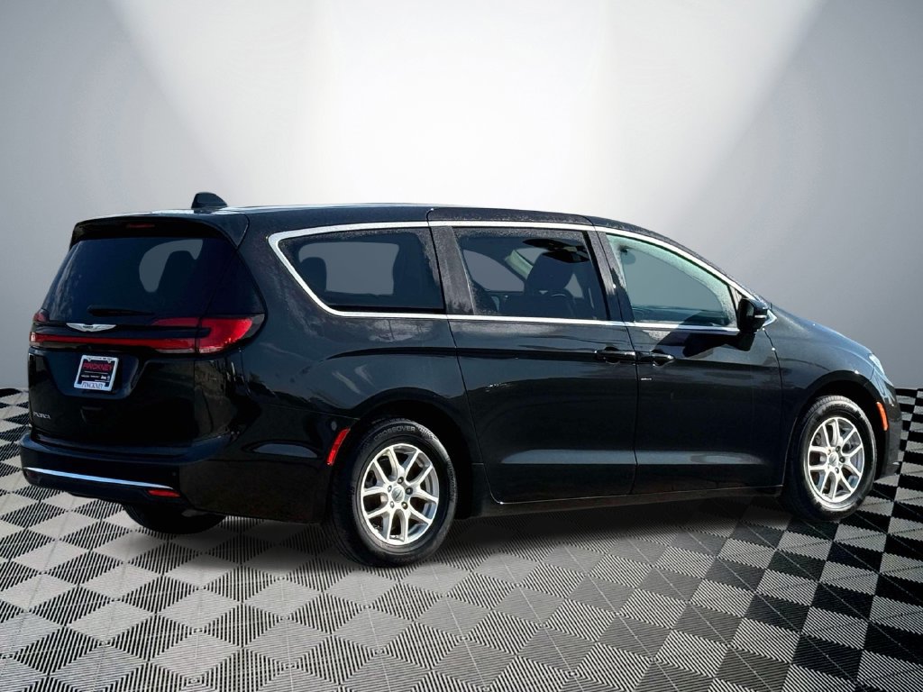 Used 2023 Chrysler Pacifica Touring-L FWD image 6