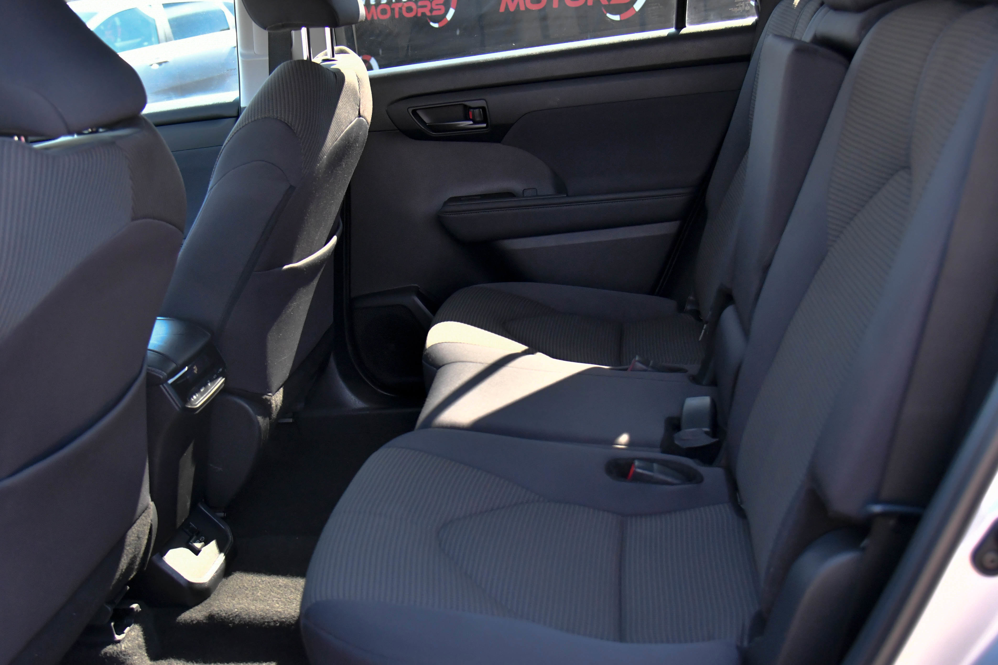 Used 2024 Toyota Highlander LE image 35