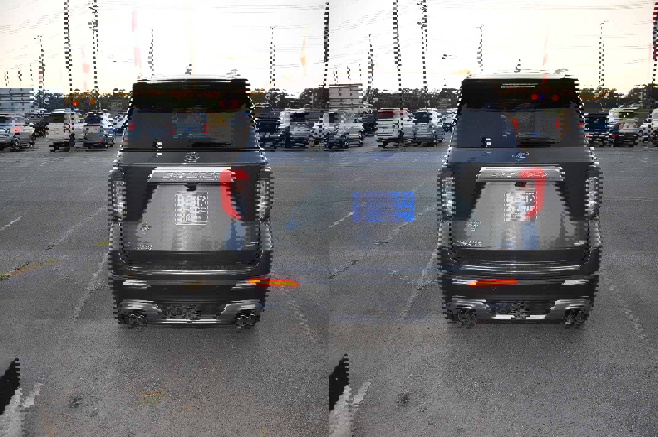 Used 2020 Ford Explorer Platinum w/ Premium Technology Package image 4