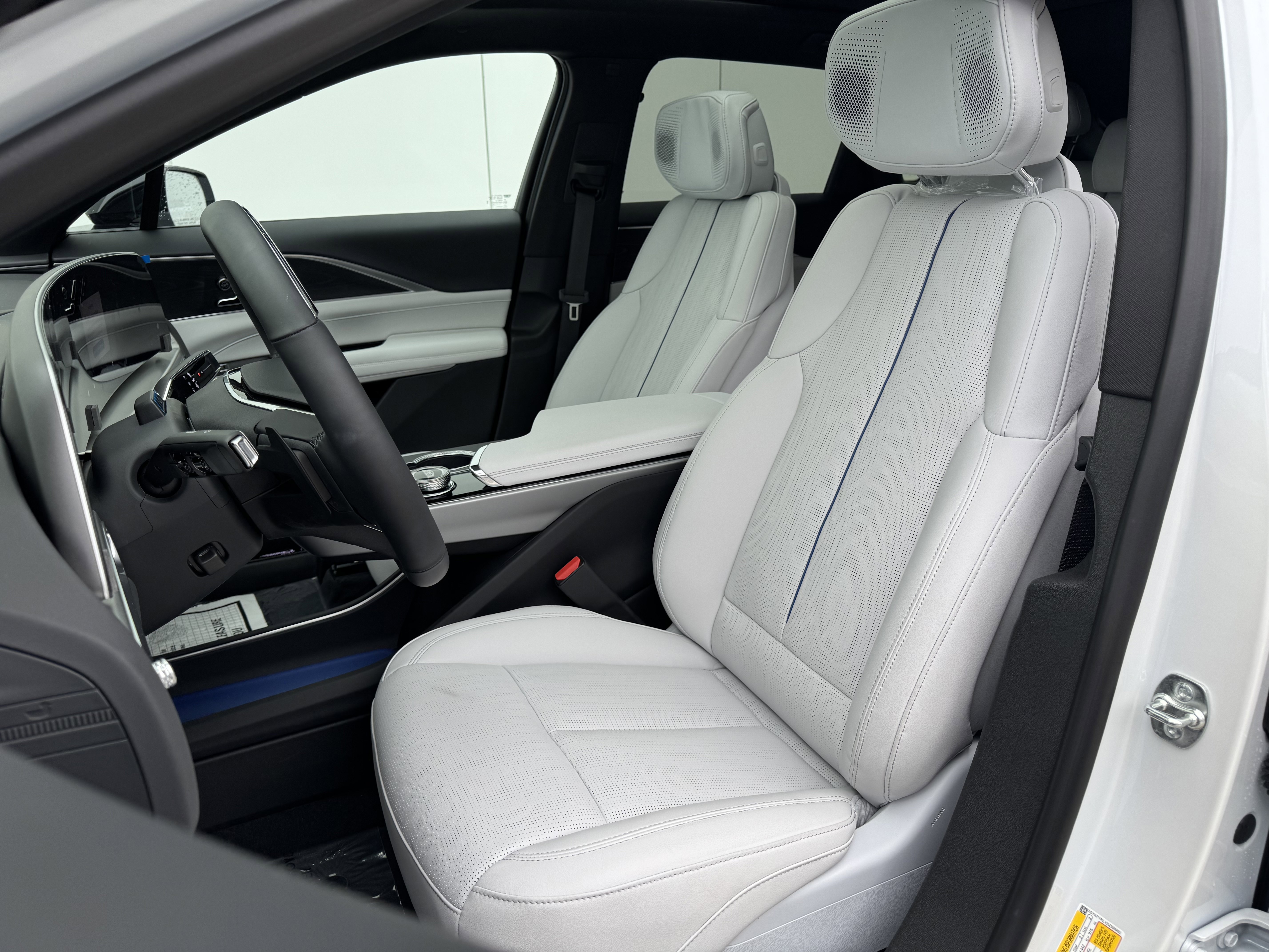 New 2025 Cadillac Lyriq Sport image 10