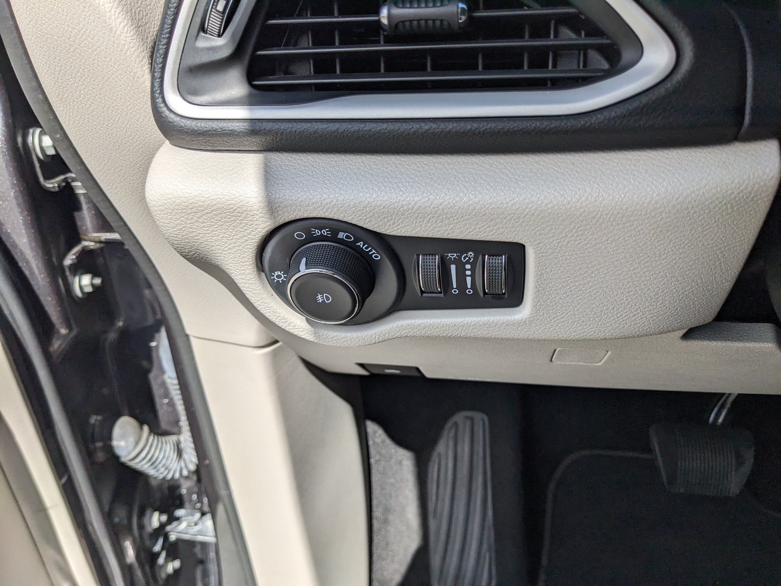 Used 2022 Chrysler Pacifica Touring-L FWD image 32