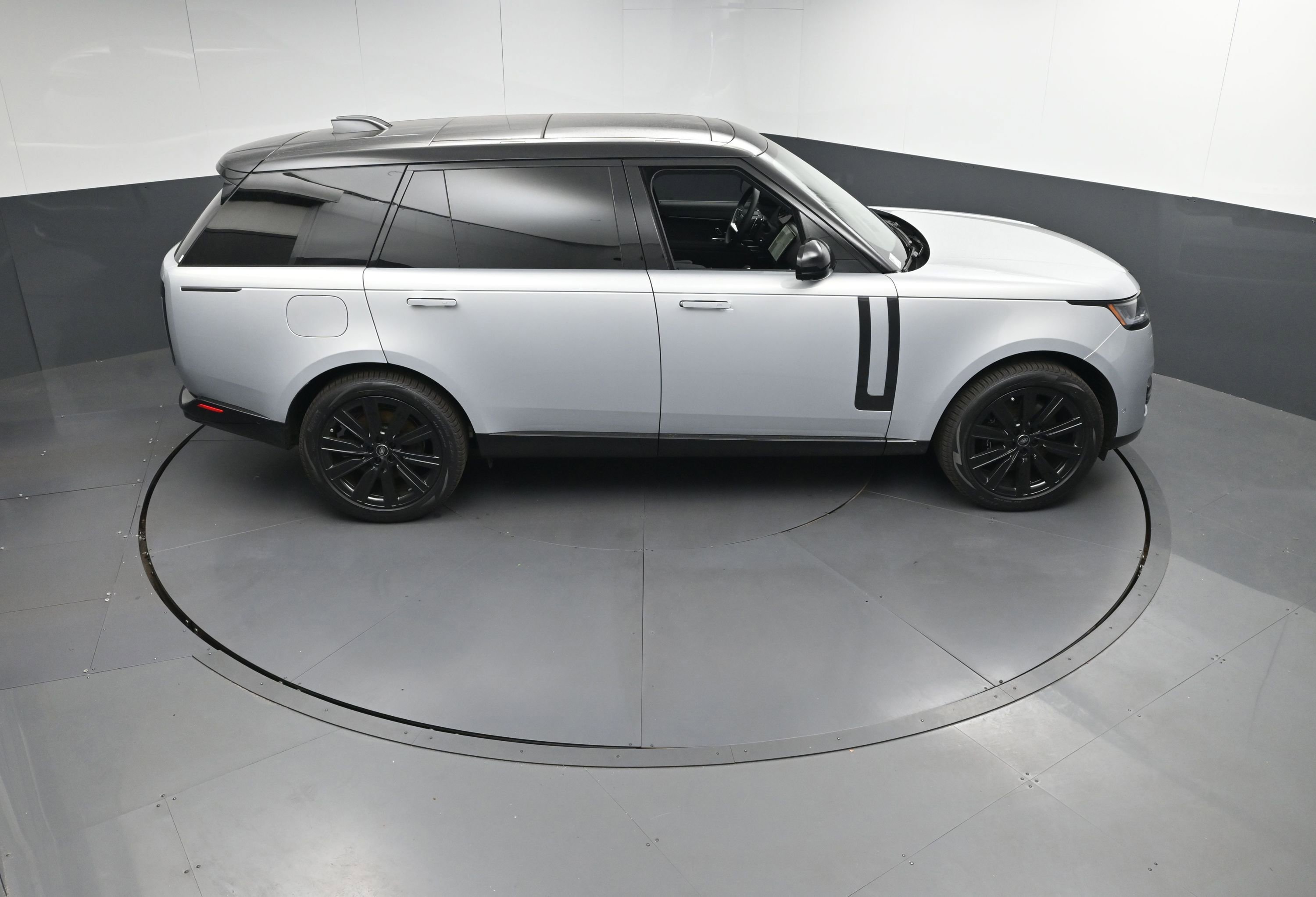 New 2025 Land Rover Range Rover Long Wheelbase SE image 35