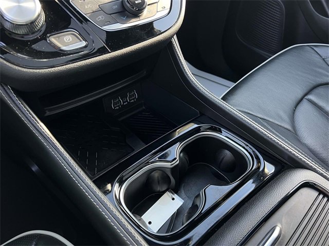 Used 2025 Chrysler Pacifica Limited image 20