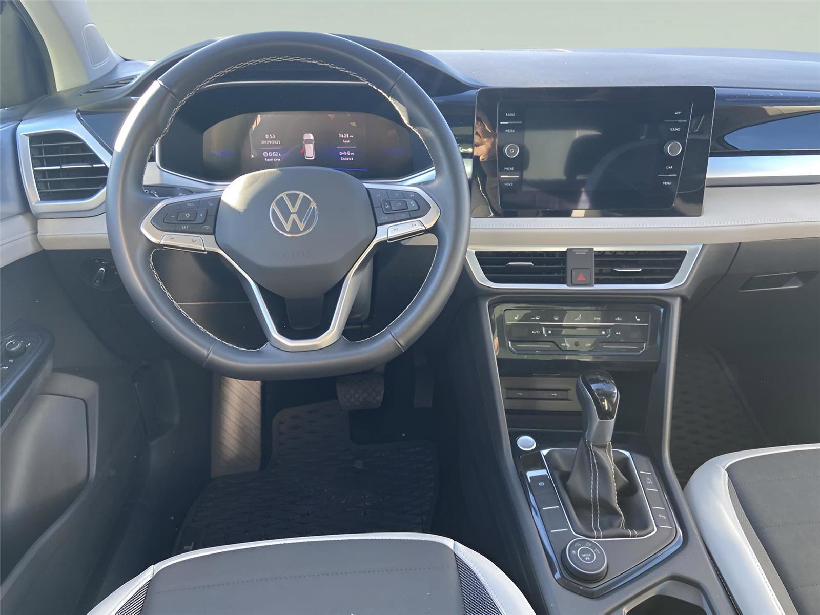 Used 2025 Volkswagen Taos SE w/ Panoramic Sunroof Package image 25