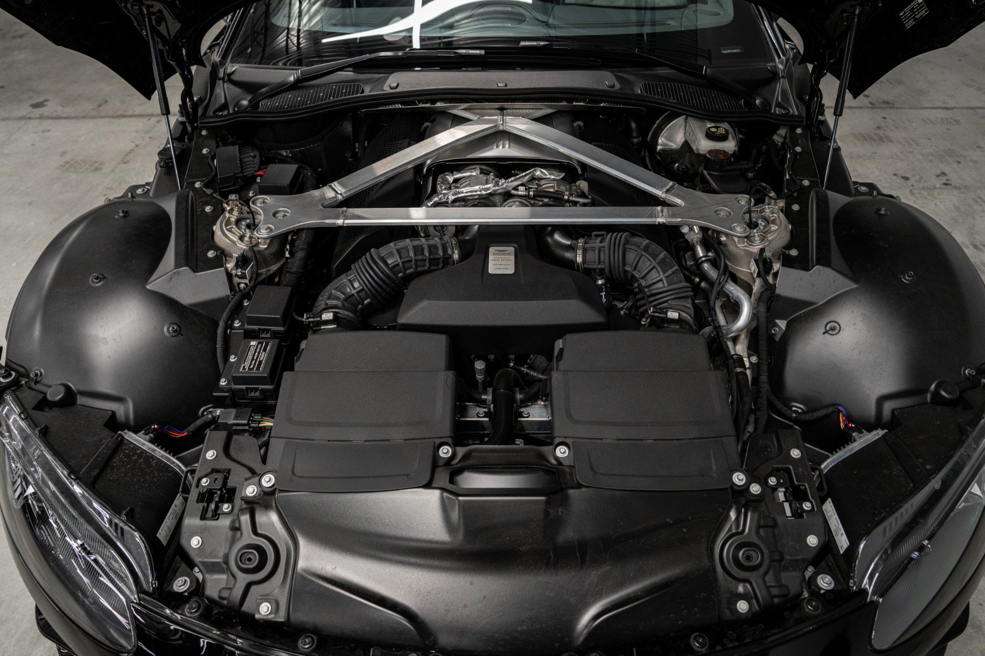 Used 2023 Aston Martin V8 Vantage Coupe RWD image 11