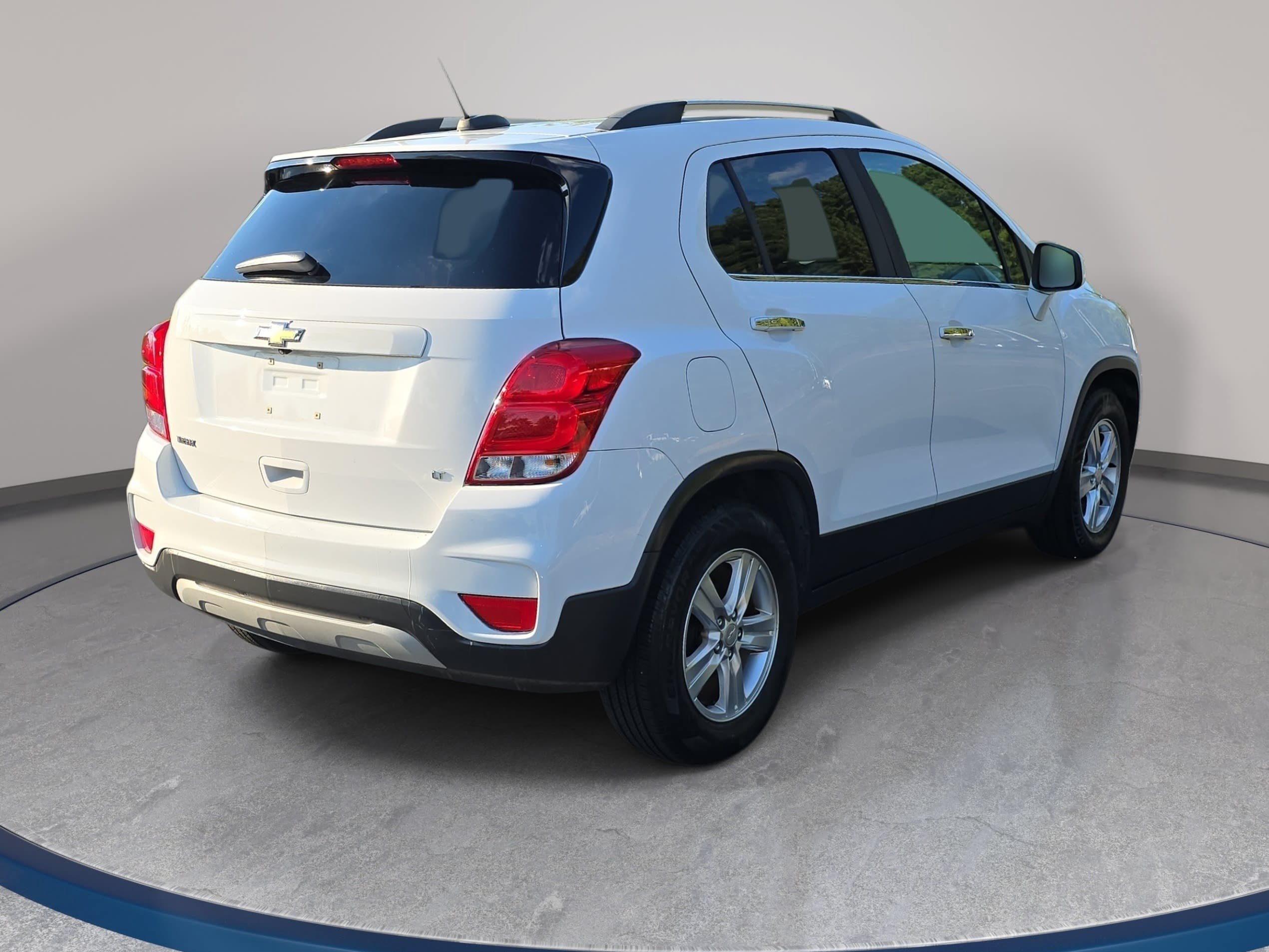 Used 2017 Chevrolet Trax LT w/ LT Convenience Package FWD image 5