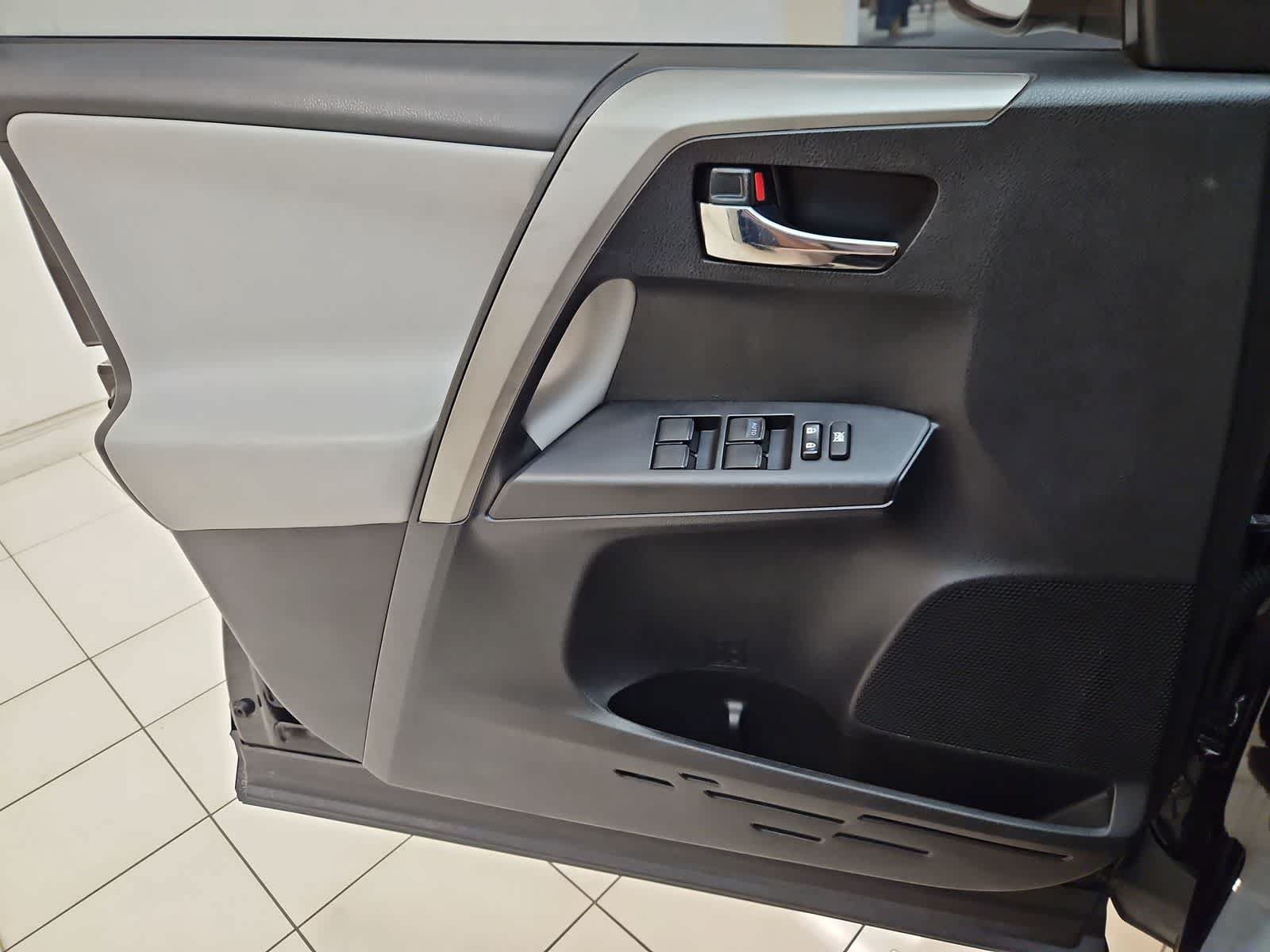 Used 2018 Toyota RAV4 XLE FWD image 15