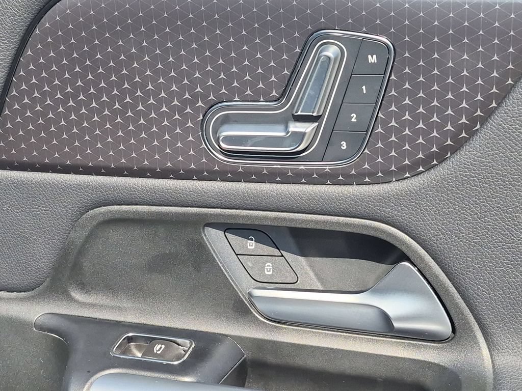 Used 2025 Mercedes-Benz GLA 250 image 31