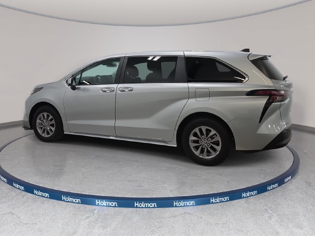 Certified 2025 Toyota Sienna XLE FWD image 8