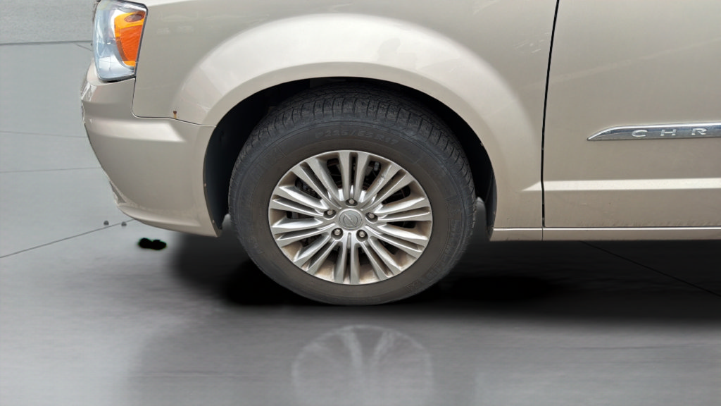 Used 2015 Chrysler Town & Country Touring-L w/ Driver Convenience Group FWD image 36