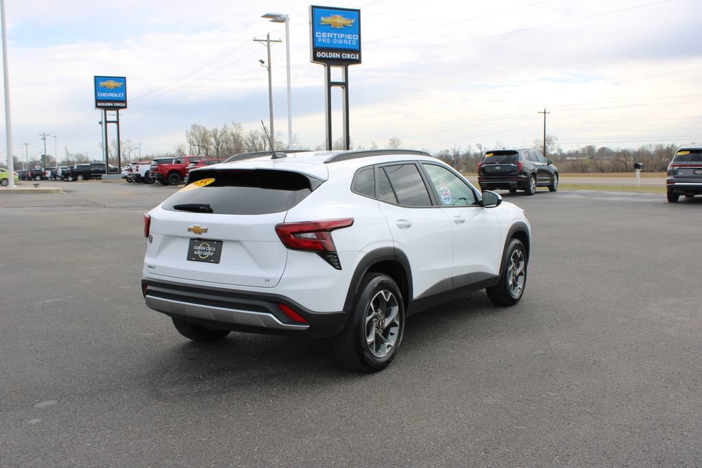Used 2025 Chevrolet Trax LT w/ LT Convenience Package image 9