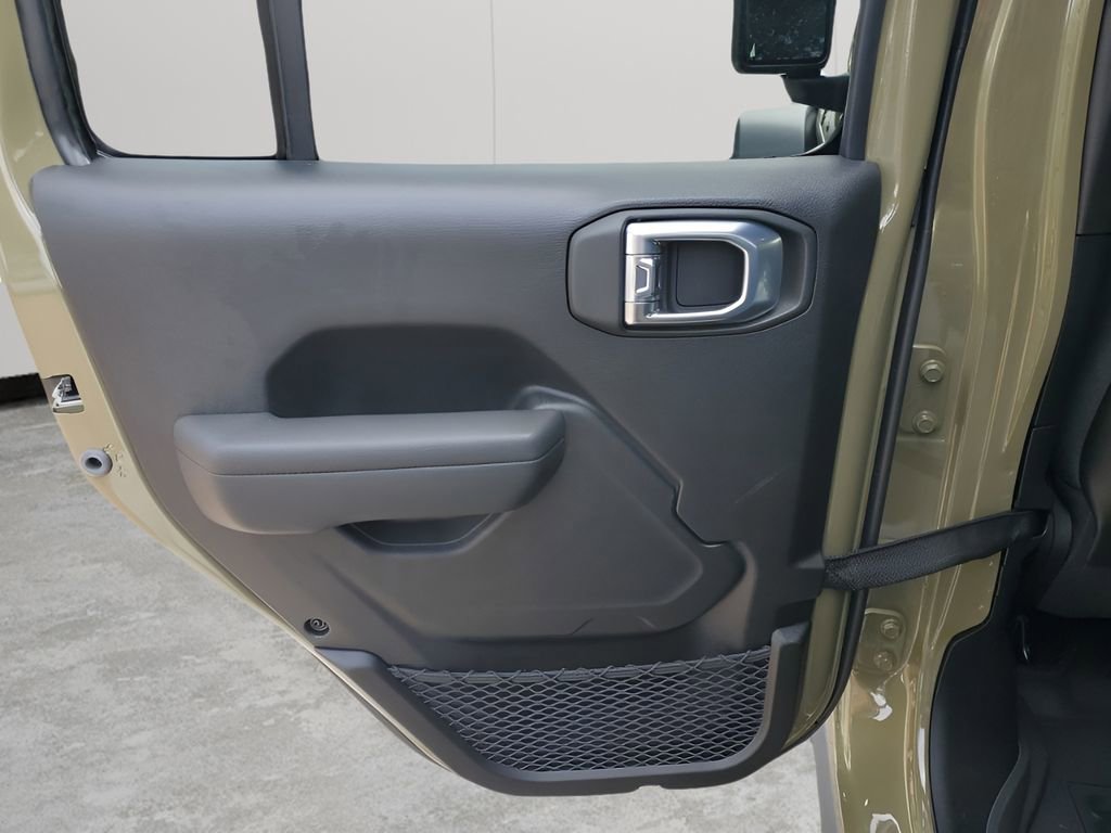 New 2025 Jeep Gladiator Rubicon w/ Convenience Group AWD/4WD image 21