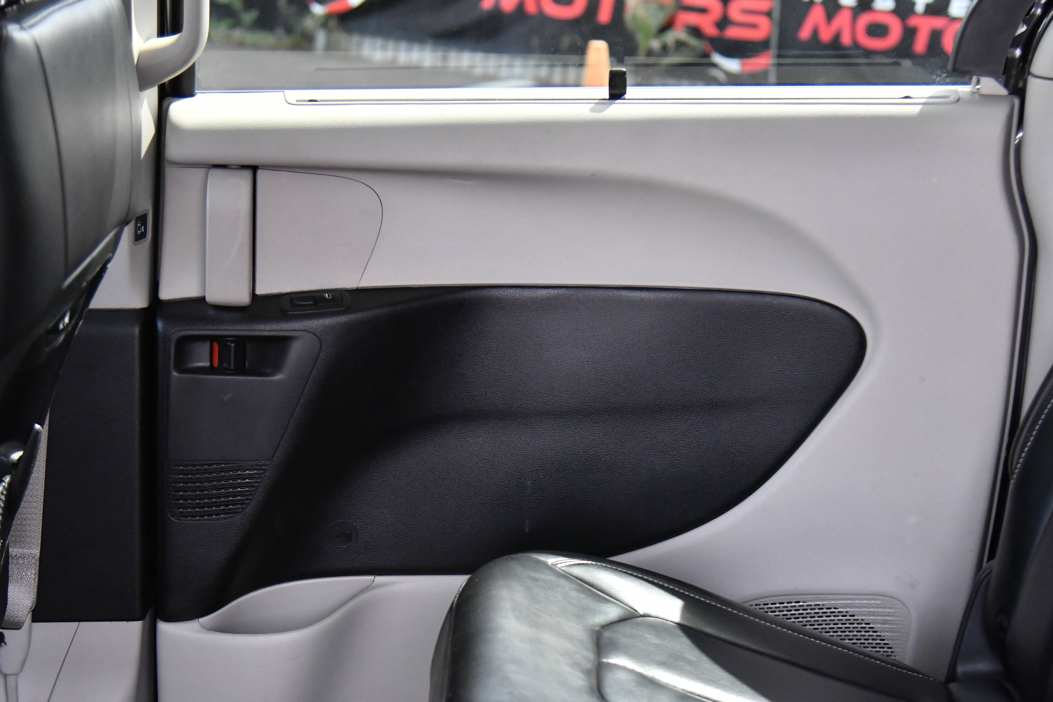 Used 2023 Chrysler Pacifica Touring-L FWD image 36