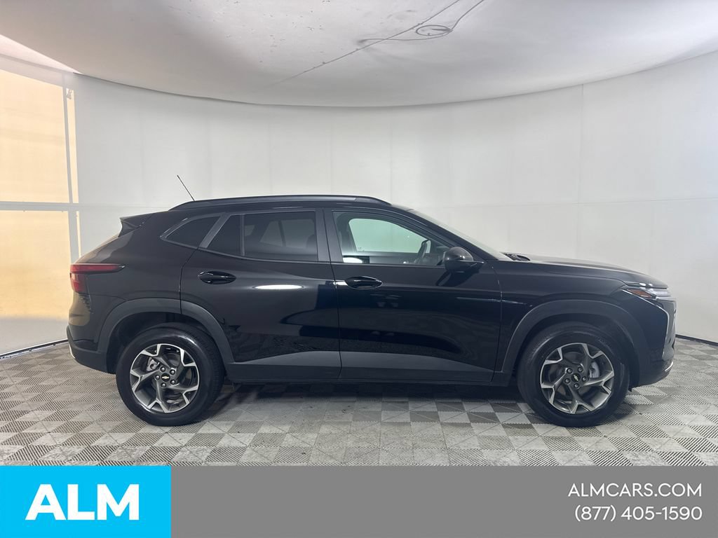 Used 2025 Chevrolet Trax LT w/ LT Convenience Package FWD image 5