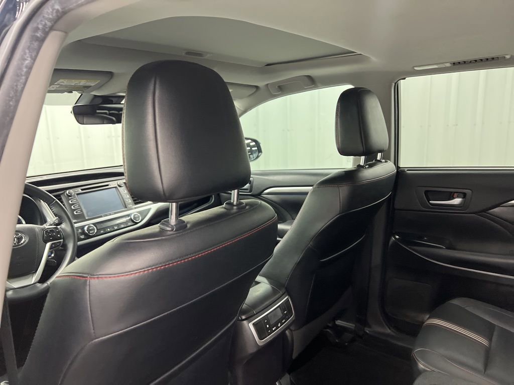 Used 2019 Toyota Highlander SE FWD image 12