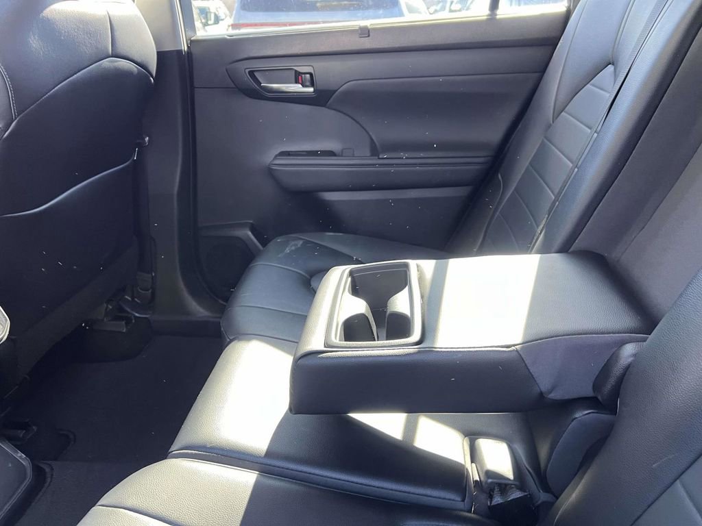 Used 2023 Toyota Highlander XLE image 21