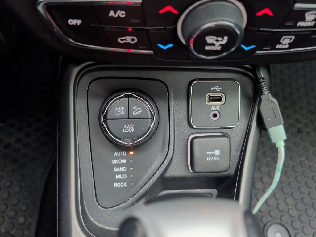 Used 2018 Jeep Compass Trailhawk w/ Leather Interior Group AWD/4WD image 12