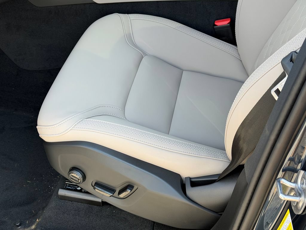 New 2026 Volvo XC90 B6 Plus w/ Protection Package Premier AWD/4WD image 16