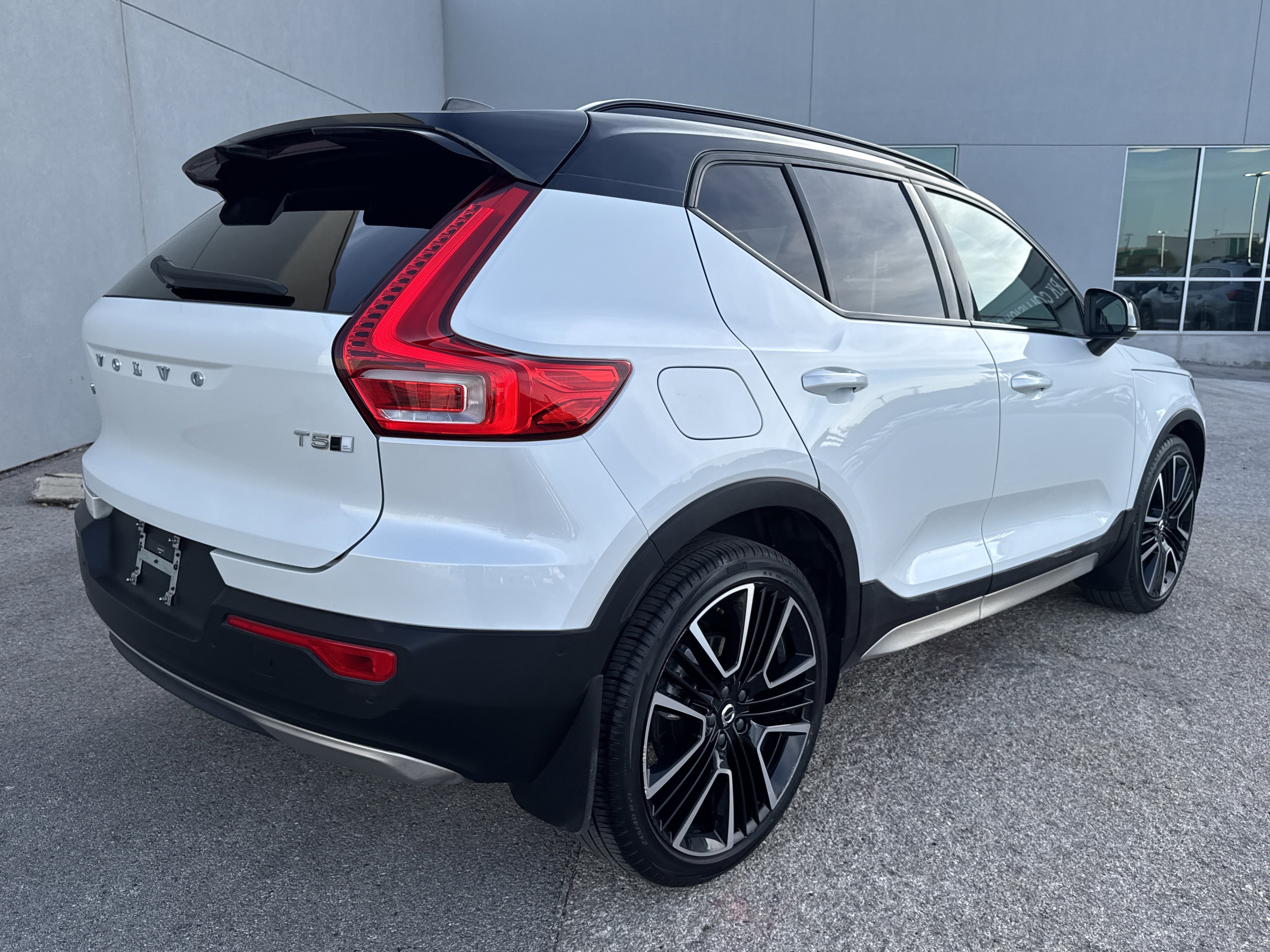 Used 2021 Volvo XC40 T5 R-Design w/ Advanced Package AWD/4WD image 4